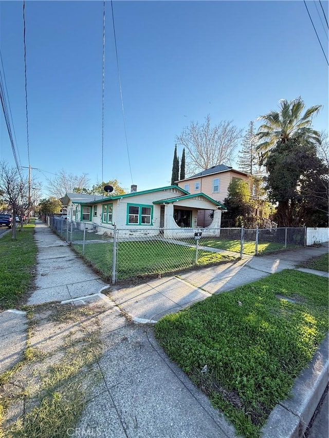 view of front facade featuring a front yard