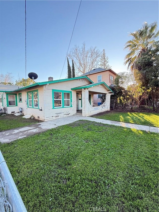 view of front of property with a front lawn