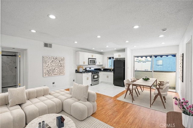 18530 Hatteras Unit 333, Tarzana, CA 91356 - photo 2