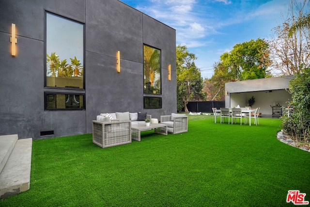 view of yard featuring outdoor lounge area