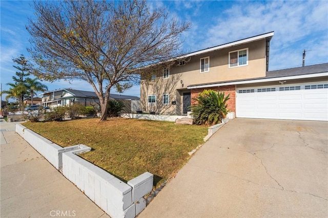 view of front of home featuring a front lawn and a garage