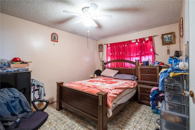 bedroom featuring ceiling fan and a textured ceiling