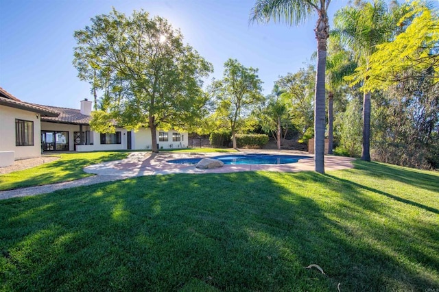 view of yard featuring a pool with hot tub