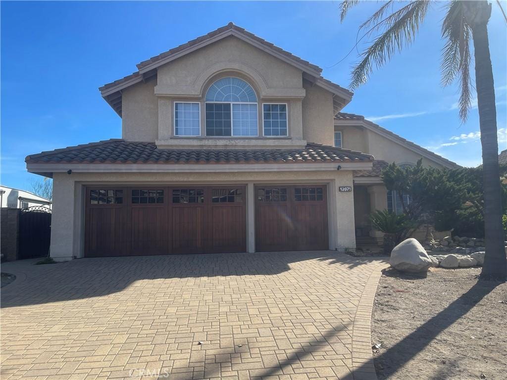 view of front facade featuring a garage