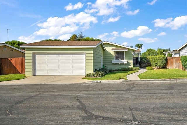 view of front of house featuring a front lawn and a garage