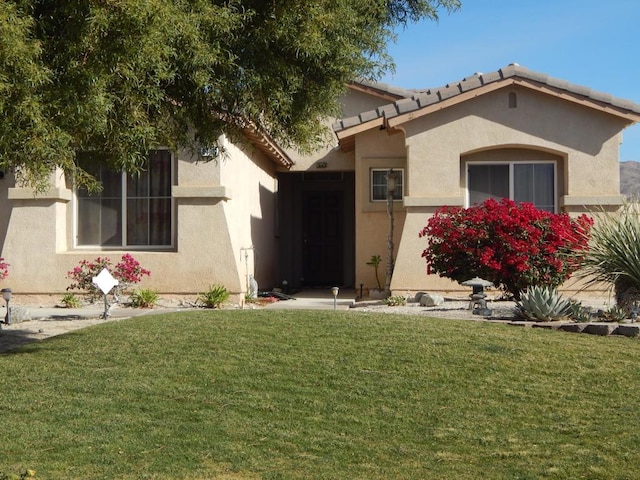 view of front facade featuring a front lawn