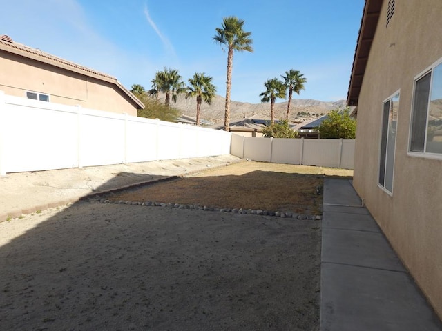 view of yard featuring a mountain view