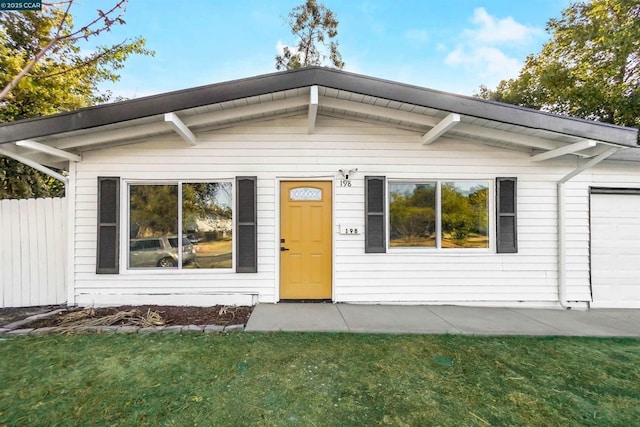 view of front facade featuring a front yard