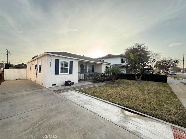 view of front of home with a front lawn