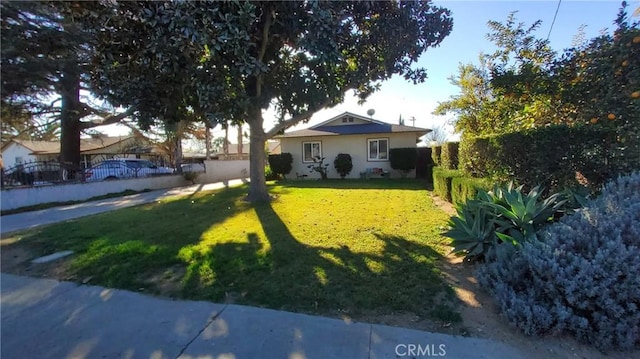 view of front of property featuring a front lawn