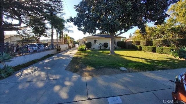 single story home with a front lawn