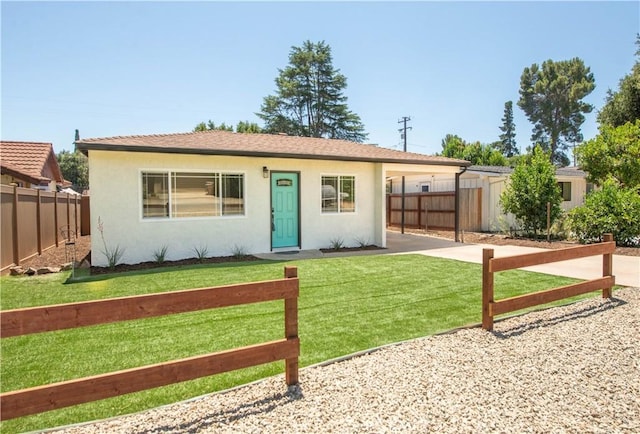 view of front of home featuring a front yard