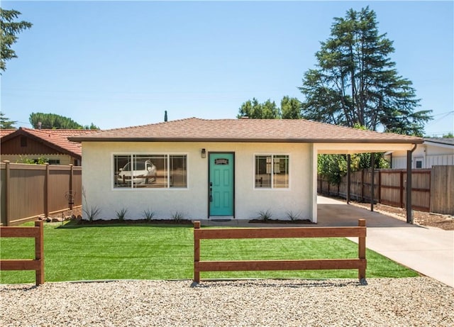 view of front of house featuring a front lawn and a carport