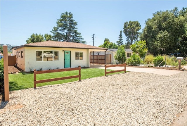 view of front of property featuring a front yard