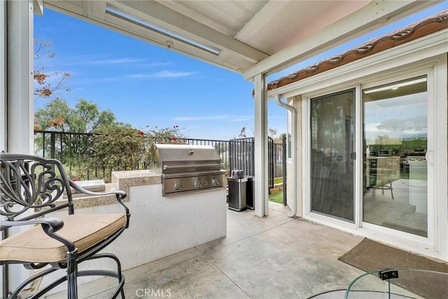 balcony with an outdoor kitchen and area for grilling