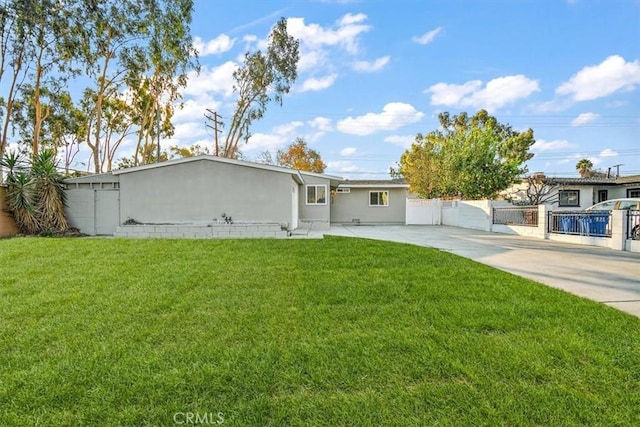 view of front of house featuring a front yard