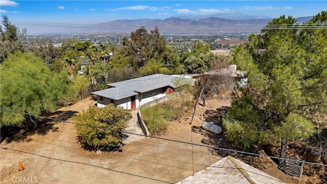 birds eye view of property featuring a mountain view