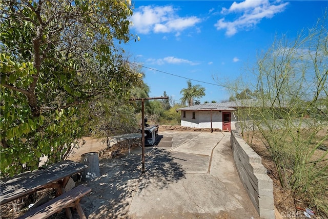 view of front of property featuring a patio