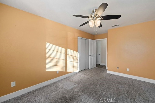 carpeted empty room featuring ceiling fan