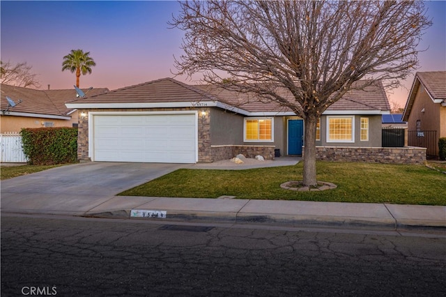 view of front of home featuring a yard and a garage