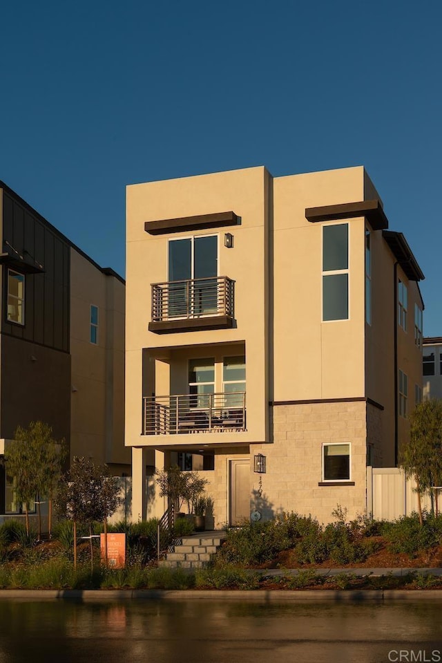 view of front of home featuring a balcony