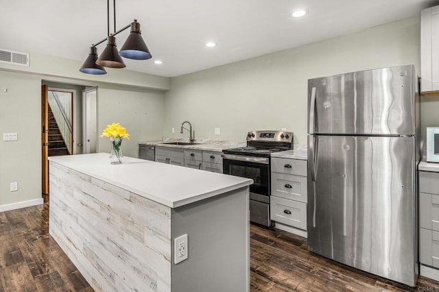 2846 Willow Glen Dr, El Cajon, CA 92019 - kitchen featuring appliances with stainless steel finishes, a sink, dark wood finished floors, a kitchen island, and recessed lighting