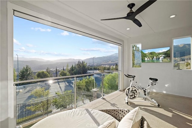 sunroom with ceiling fan