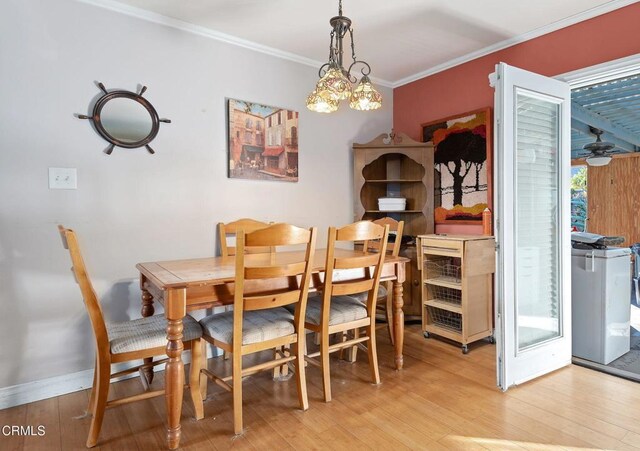 dining space with ceiling fan, crown molding, and light wood-type flooring