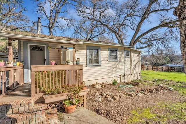 view of front of home featuring a front yard