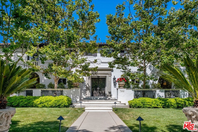 view of front of home featuring a front yard