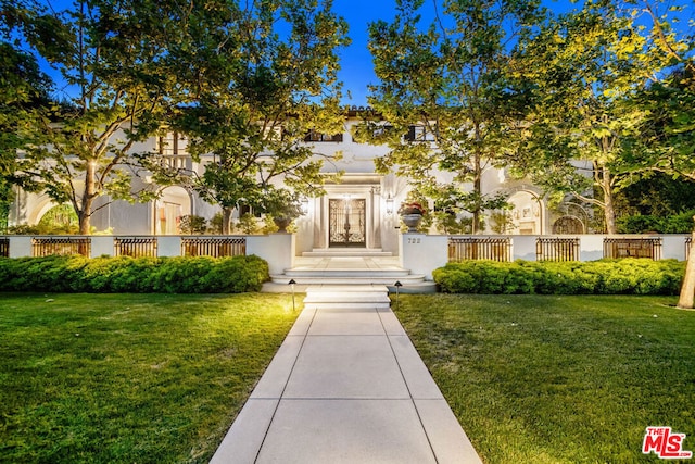 view of front facade featuring a front yard