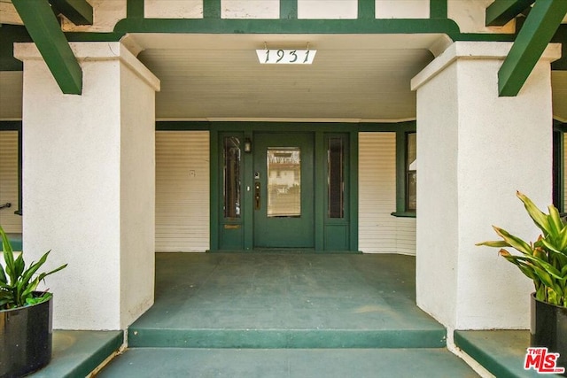 property entrance featuring a porch