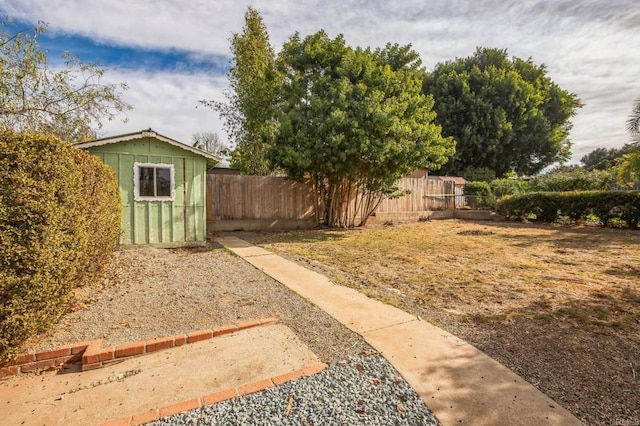 view of yard featuring a storage shed