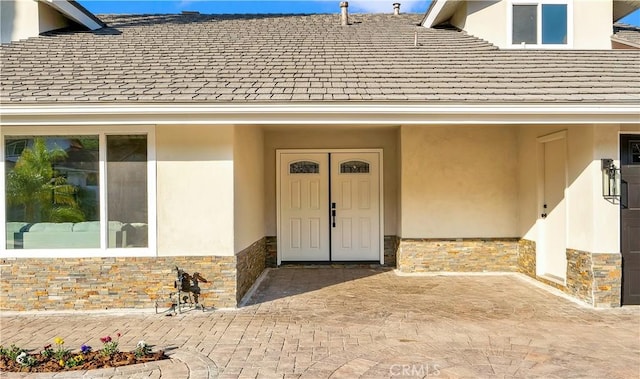 property entrance featuring a patio area