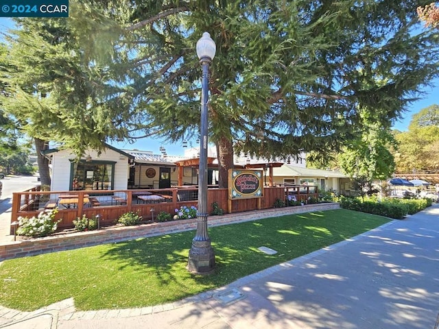 view of front facade featuring a front yard