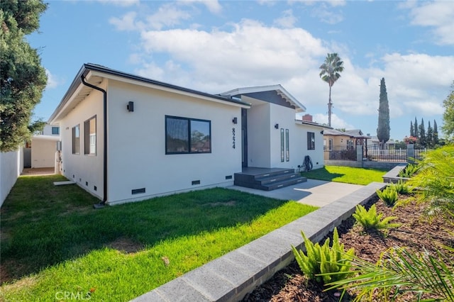 bungalow featuring a front lawn