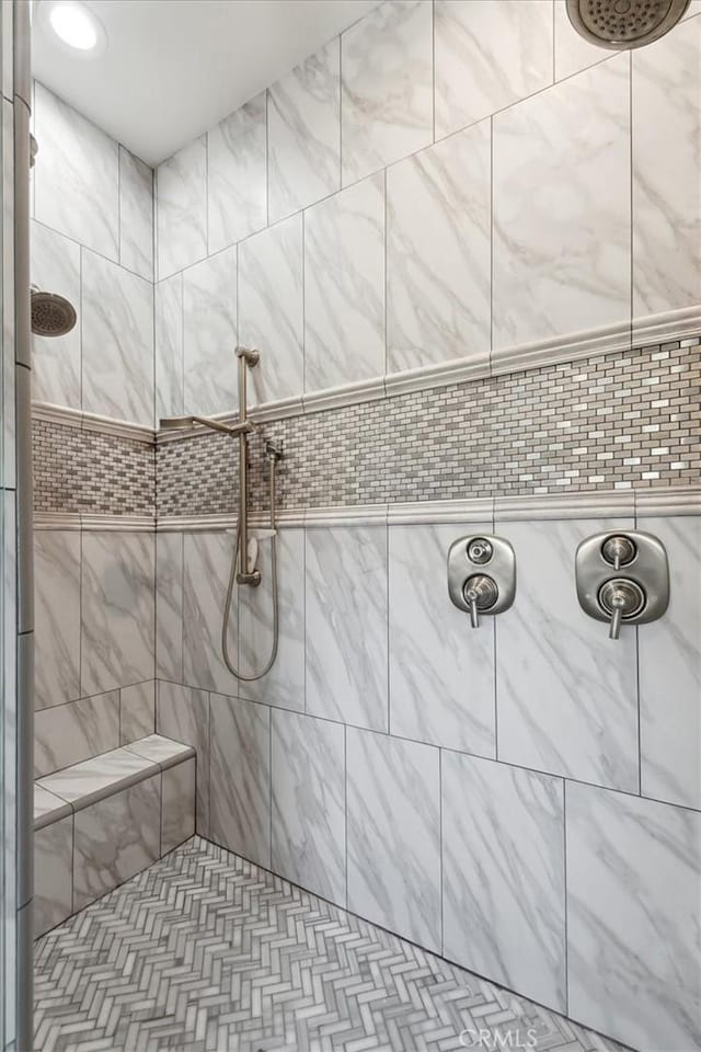 bathroom featuring a tile shower