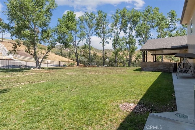 view of yard featuring a mountain view