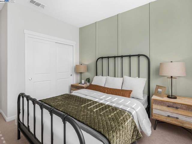 bedroom featuring carpet floors and a closet