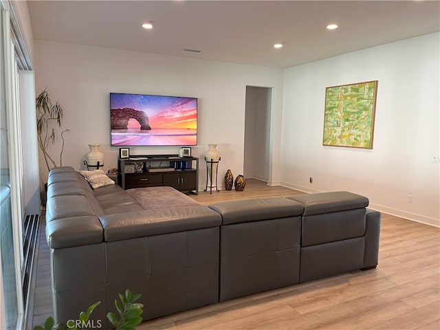 living room featuring recessed lighting, visible vents, baseboards, and wood finished floors