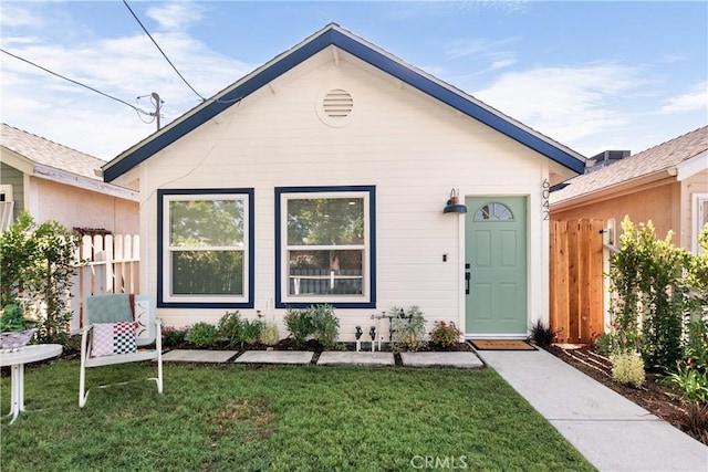 view of front facade featuring a front yard