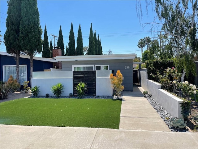 ranch-style house featuring a front yard