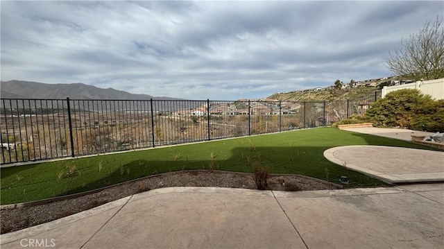 view of yard featuring a mountain view