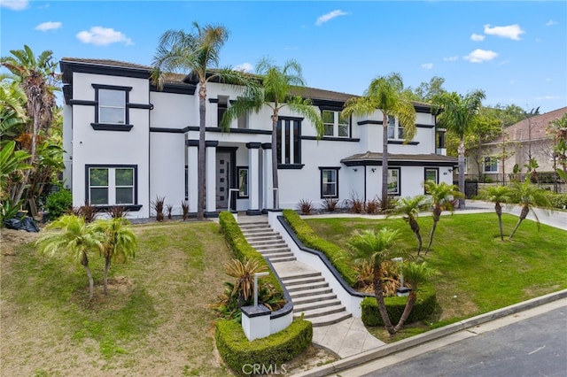 view of front of property featuring a front lawn