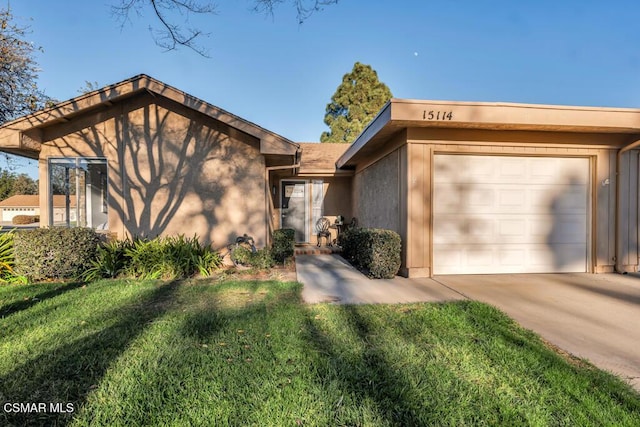 view of front of home featuring a front yard and a garage