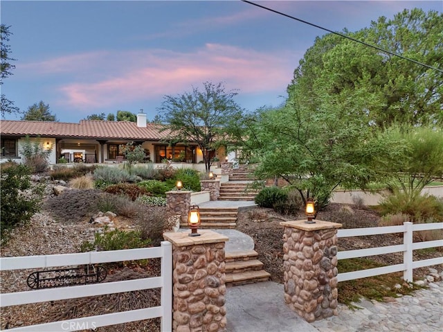 view of yard at dusk