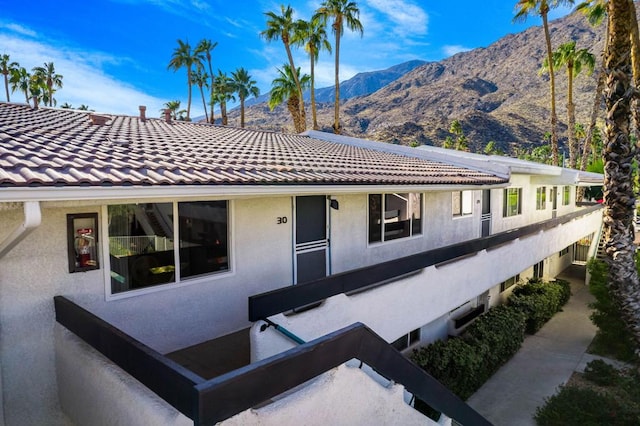 view of front facade featuring a mountain view