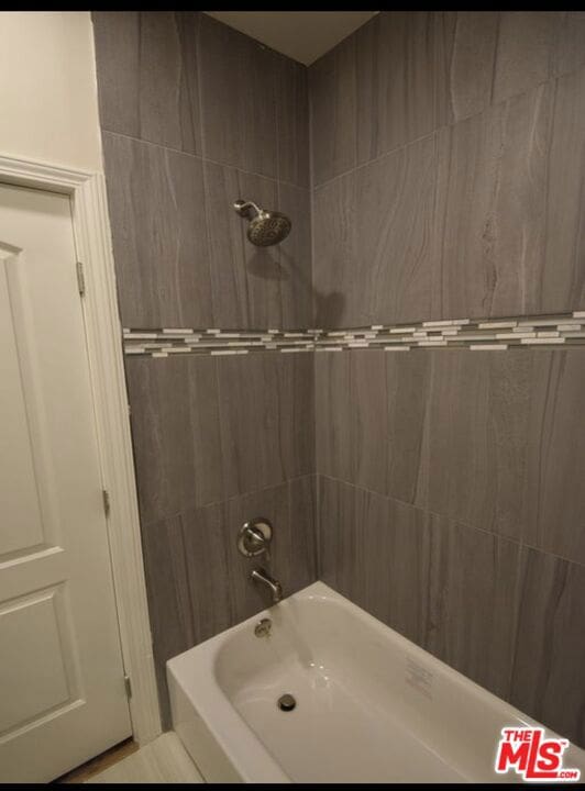 bathroom featuring tiled shower / bath