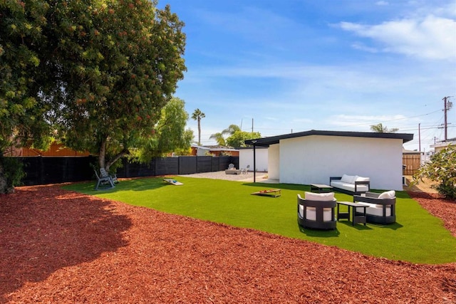 view of yard featuring an outdoor hangout area