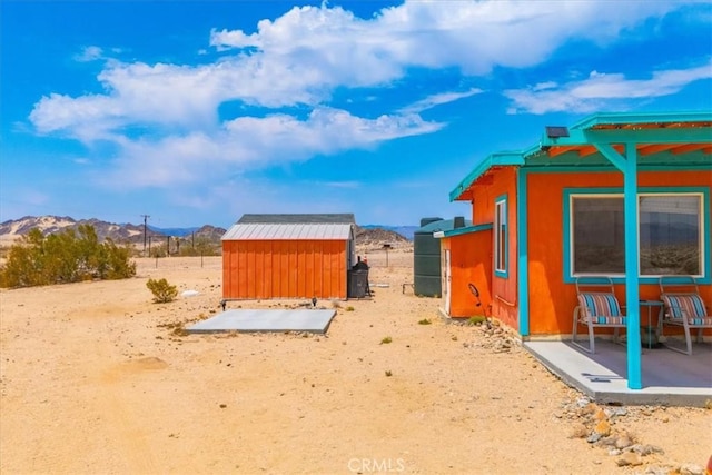 view of yard featuring a shed and a mountain view